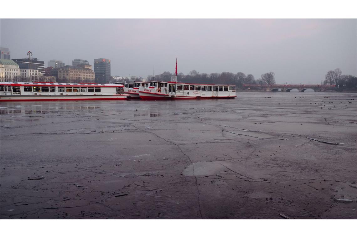 Ausflugsschiffe liegen an der teils gefrorenen Binnenalster in Hamburg.