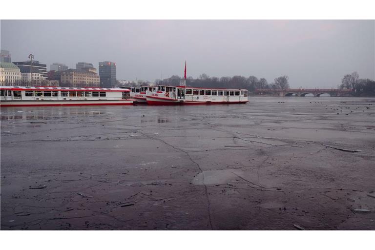 Ausflugsschiffe liegen an der teils gefrorenen Binnenalster in Hamburg.