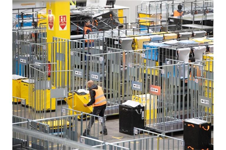 Ausgangsbeschränkungen haben die Nachfrage bei Amazon explodieren lassen. Foto: Sebastian Kahnert/dpa-Zentralbild/dpa