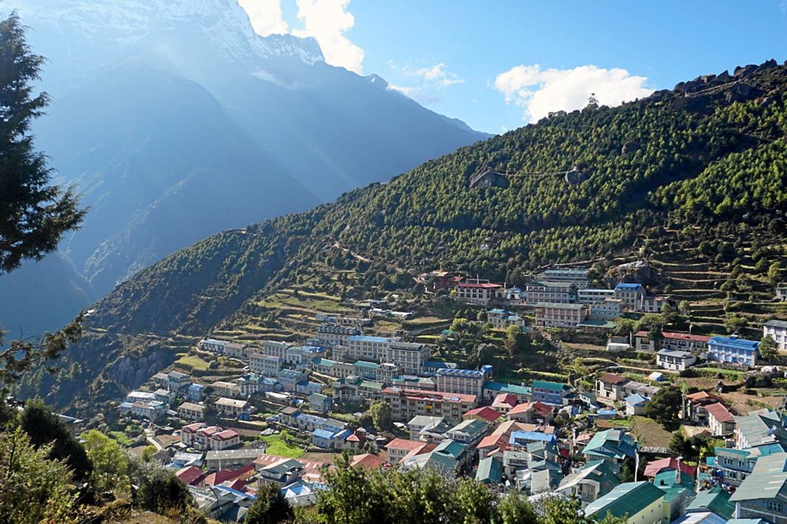 Praktikum in Indien: Eintauchen in eine fremde Kultur Ausgangspunkt für Mount-Everest-Expeditionen: Das Bergdorf Namche Bazar im Himalaya.