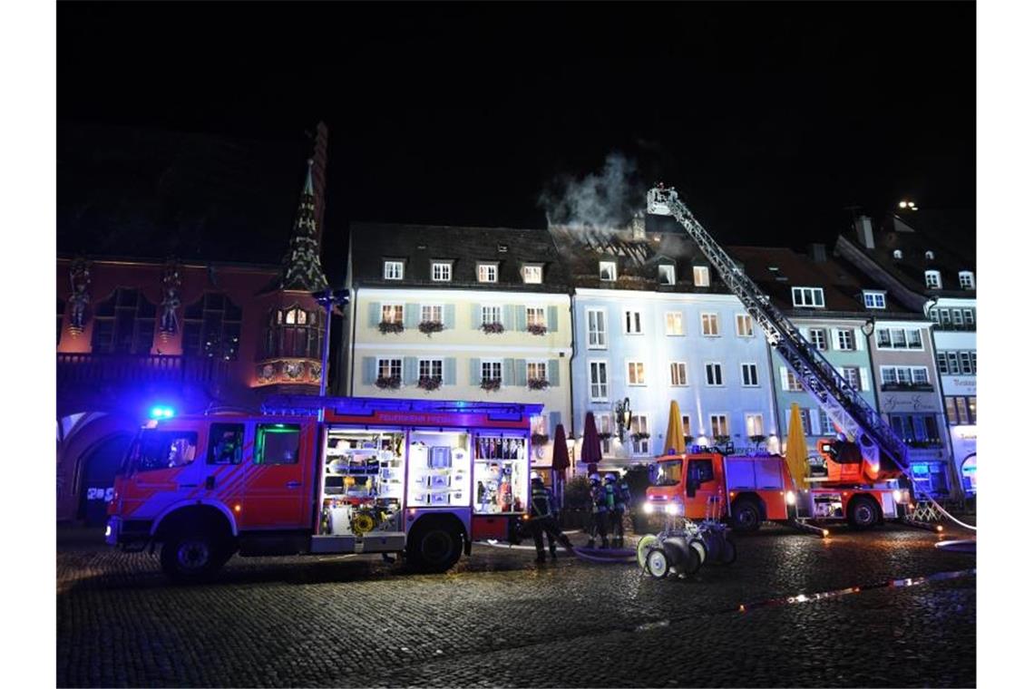 Großer Schaden bei Dachstuhlbrand am Freiburger Münsterplatz Ausgebrannt ist der Dachstuhl eines Gebäudes am Münsterplatz. Foto: Patrick Seeger/dpa