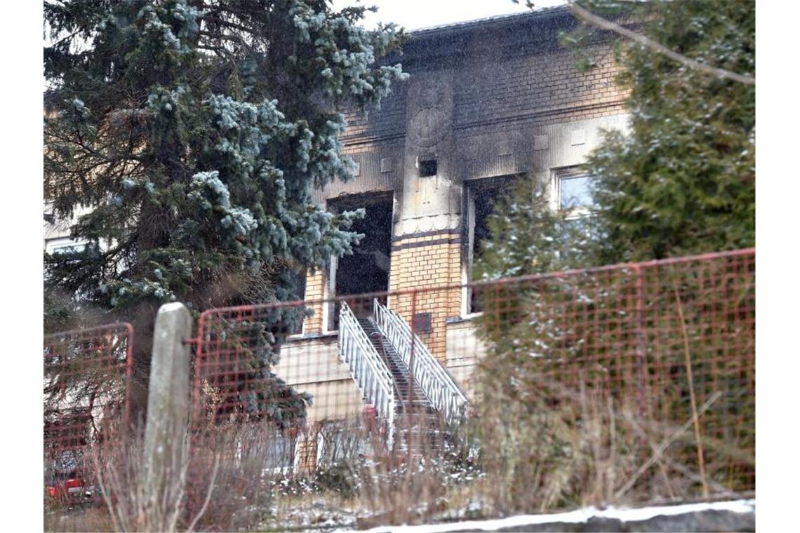 Acht Tote bei Brand in Behindertenheim an deutscher Grenze Ausgebrannt: Das Pflegeheim für Behinderte in Tschechien. Foto: Slavomír Kube/CTK/dpa