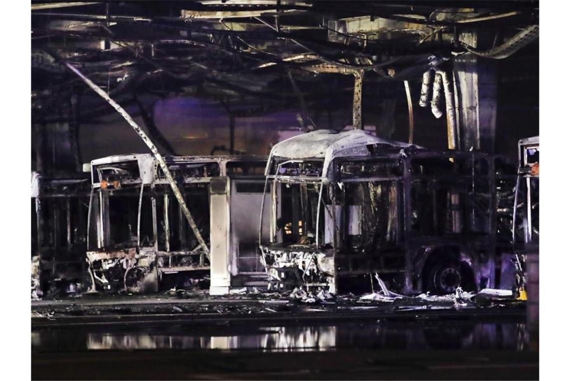 Großbrand in Stuttgarter Busdepot zerstört 20 Busse Ausgebrannte Busse nach den Löscharbeiten. Foto: Tom Weller/dpa