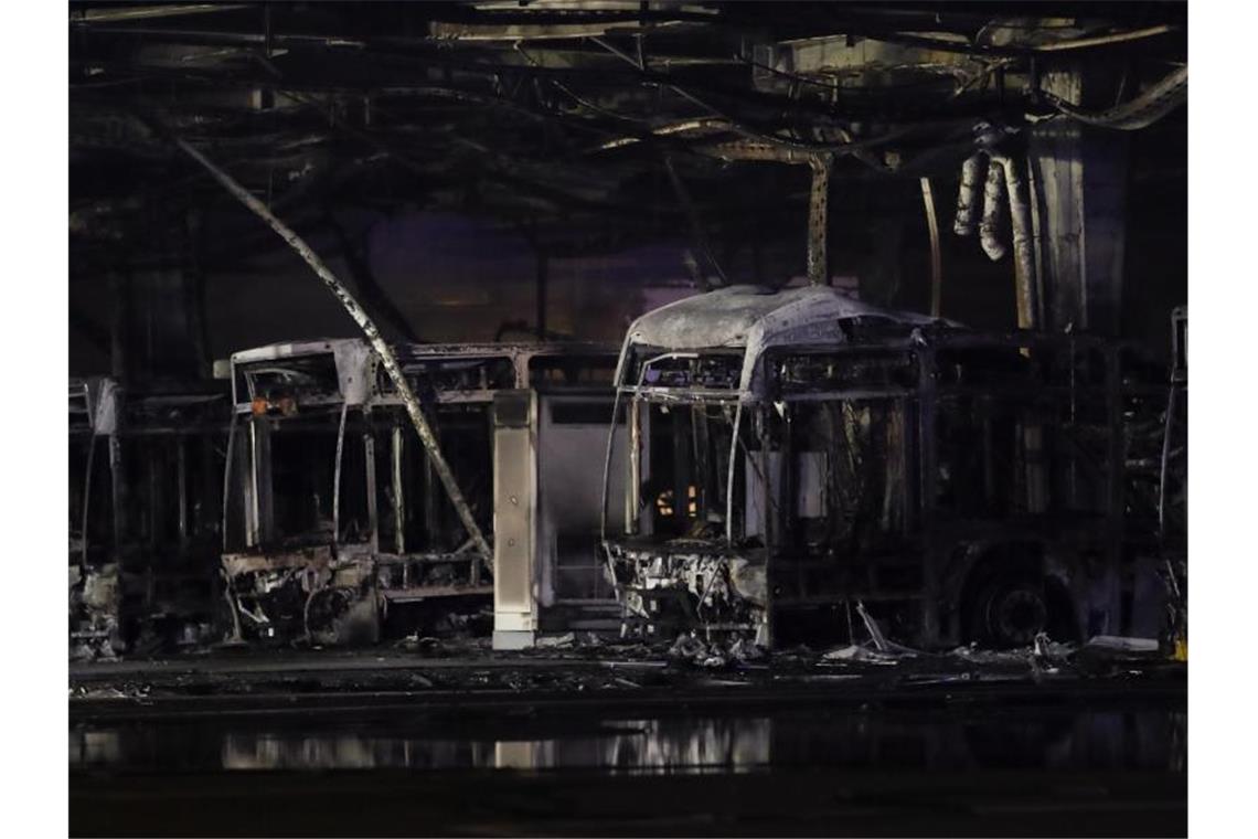 Ausgebrannte Busse stehen nach Löscharbeiten in einem Depot. Foto: Tom Weller/dpa