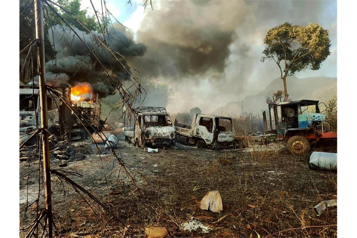 Ausgebrannte Fahrzeuge im Bundesstaat Kayah. Unter den Opfern sollen auch Frauen und Kinder gewesen sein. Foto: Karenni Nationalities Defense Force/AP/dpa