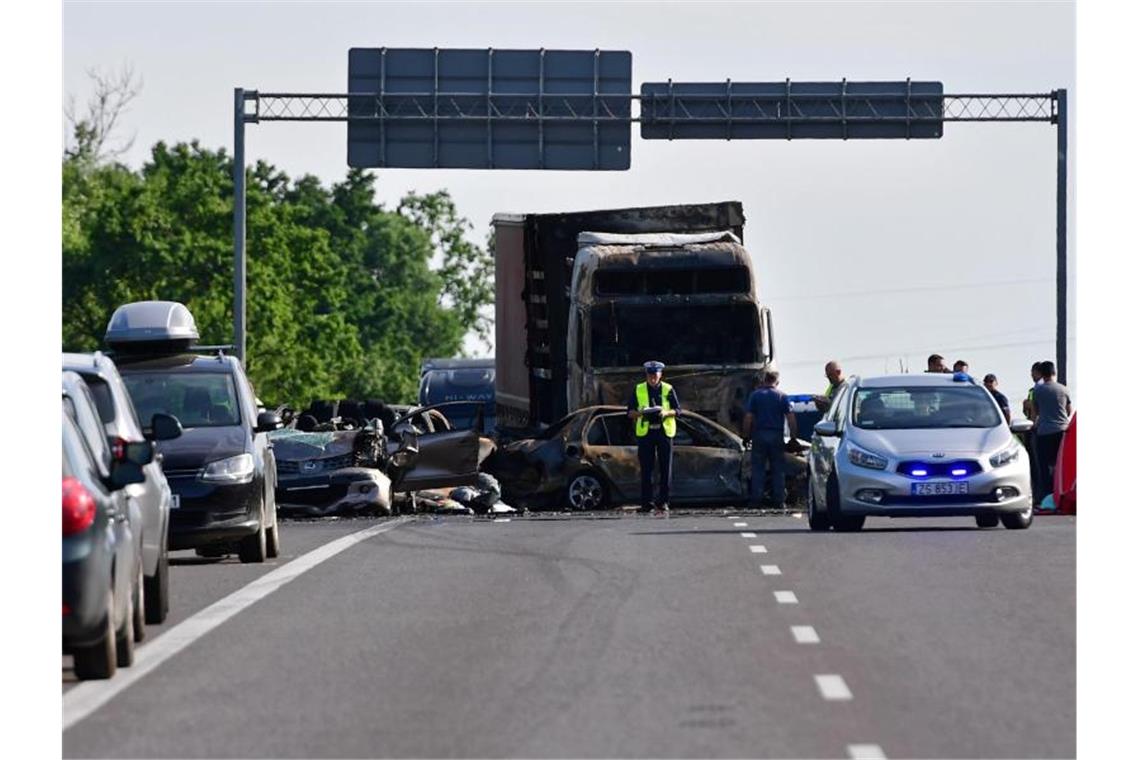 Ausgebrannte Fahrzeuge, Krankenwagen und Polizei, Verletzte und Tote. Schreckliche Bilder gab es auf der Autobahn A6 nahe Stettin. Foto: Marcin Bielecki/PAP