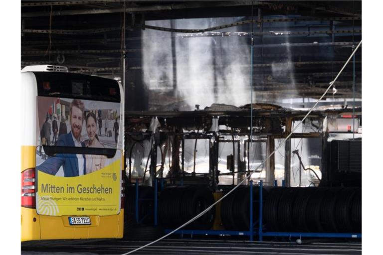 Ausgebrannte Omnibusse stehen in einem Busdepot. Foto: Marijan Murat/dpa/Archiv
