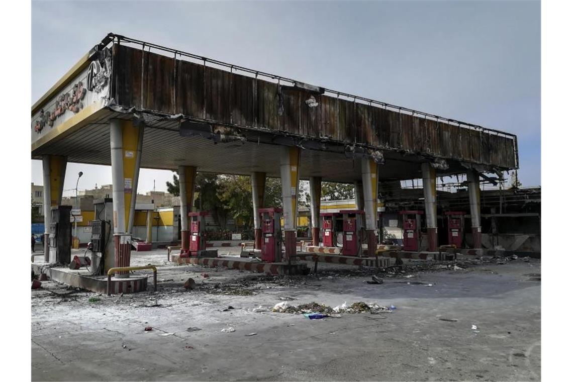 Amnesty: Mehr als 100 Tote nach Protesten im Iran Ausgebrannte Tankstelle: Die Wut über die Verteuerung und Rationierung von Benzin im Iran ist groß. Foto: Abdolvahed Mirzazadeh/ISNA/AP/dpa