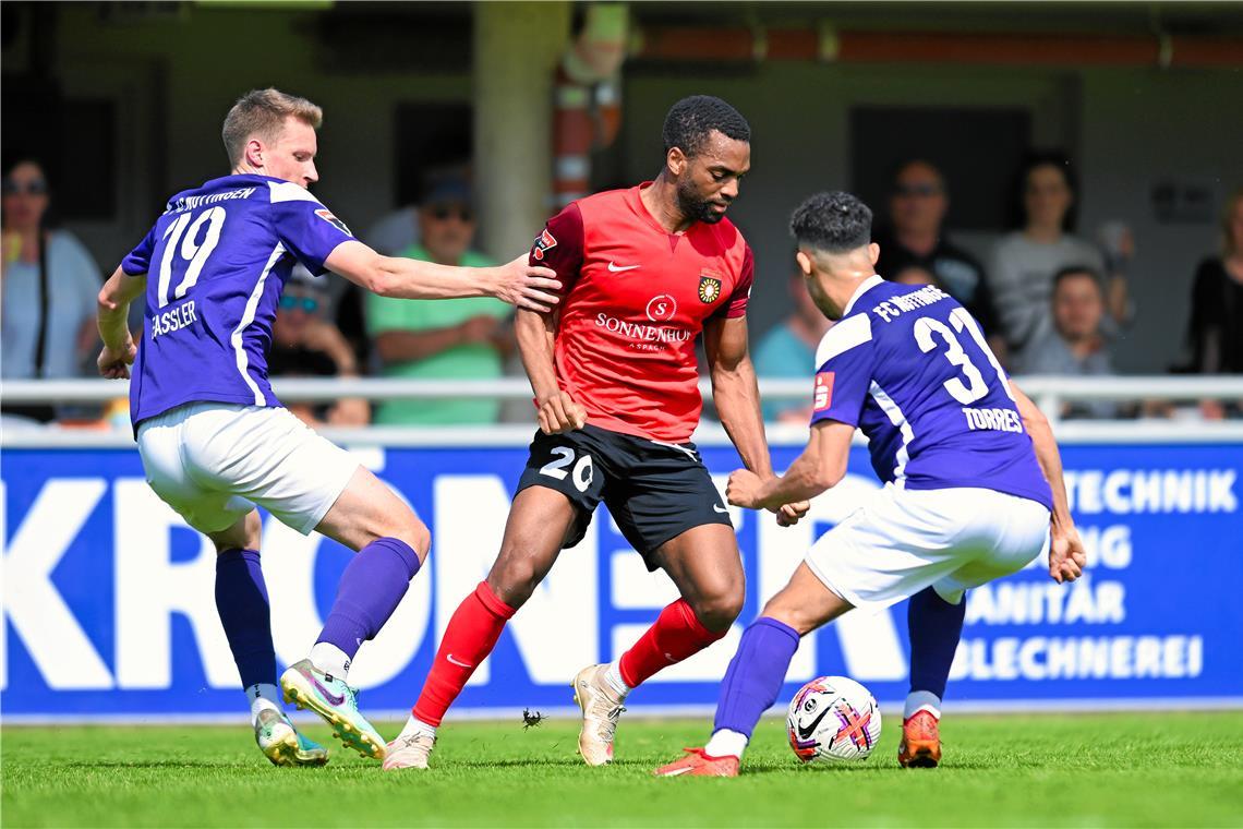 SG Sonnenhof Großaspach: Ein herber Rückschlag im Aufstiegskampf Ausgebremst: Anthony Mbem-Som Nyamsi. Der Sonnenhof ist nur noch Dritter, die Aussichten im Titelrennen sind schlecht. Foto: Silas Schüller
