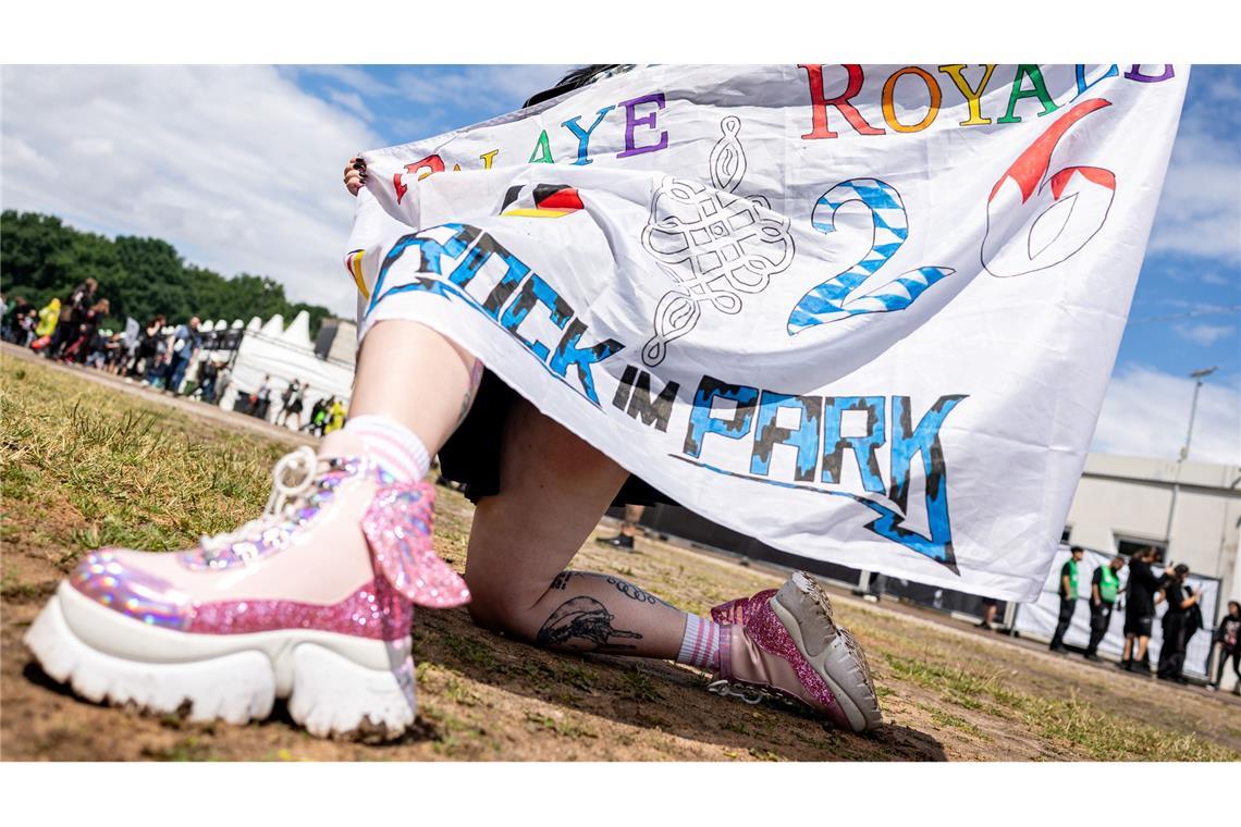 Ausgefallene Hüte und Outfits sind für viele Musikfans ein Muss.