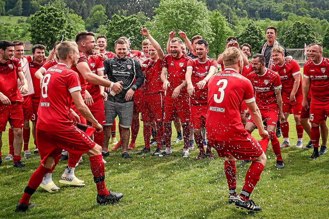 Ausgelassen bejubeln die Sulzbacher Fußballer die Doppelmeisterschaft in der Kreisliga B2 und B5. Foto: Alexander Becher