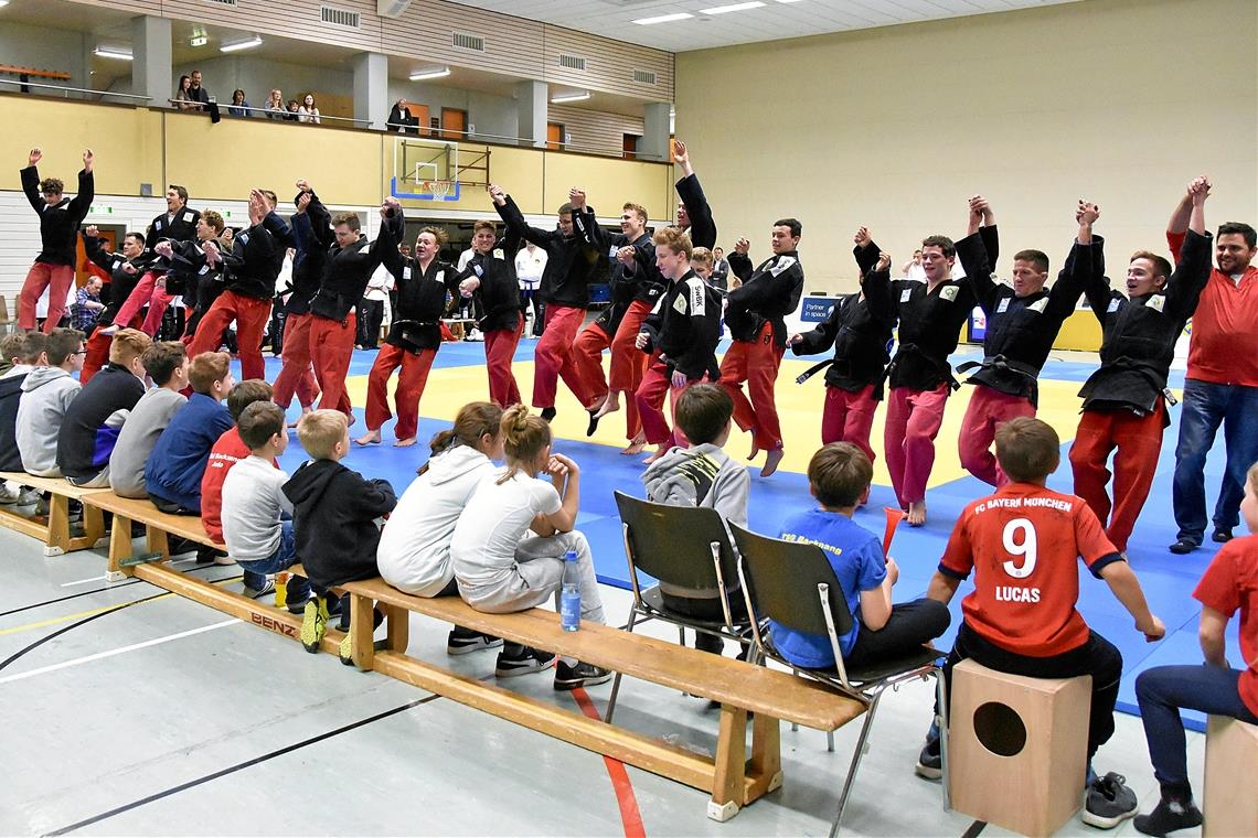 Judomänner nehmen Aufstiegsrecht wahr Ausgelassen haben die Backnanger Judokas die Meisterschaft gefeiert, nun feiern sie auch den Aufstieg. Foto: T. Sellmaier