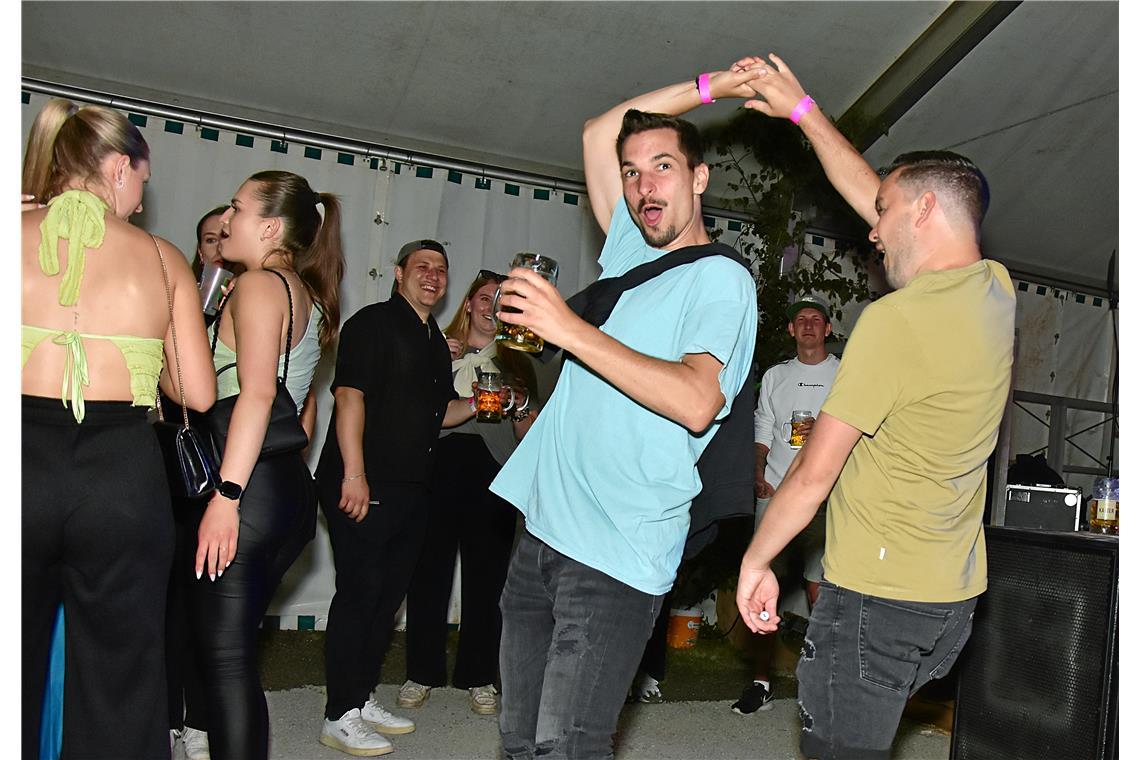 Ausgelassene Gäste feiern die Band und sich selbst.