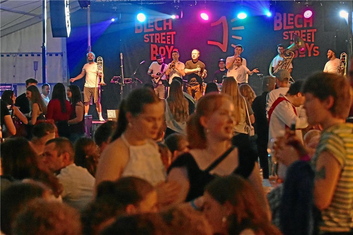 Ausgelassene Partystimmung am Samstagabend auf dem Schlossfest Ebersberg.