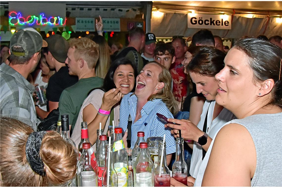 Ausgelassene Partystimmung auf dem Schlossfest Ebersberg.