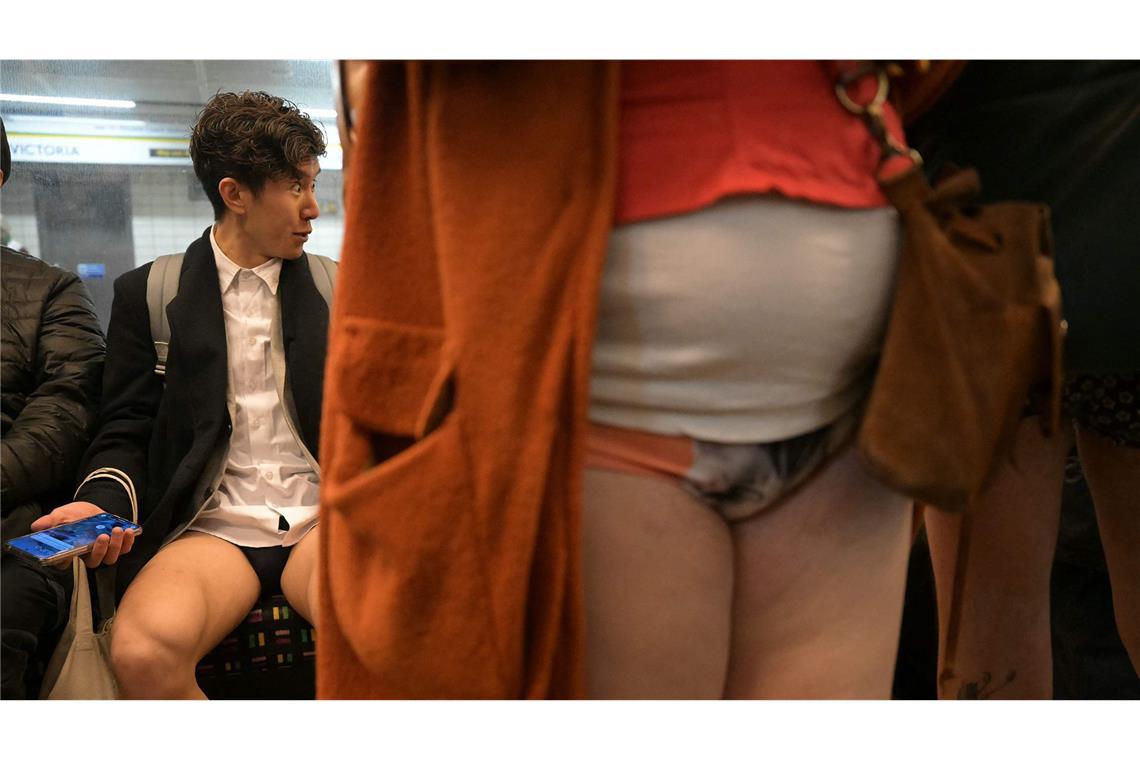 Warum Menschen in London ohne Hose U-Bahn fahren Ausgerechnet in einer Kälteperiode fuhren etliche Londoner „unten ohne“ Bahn.