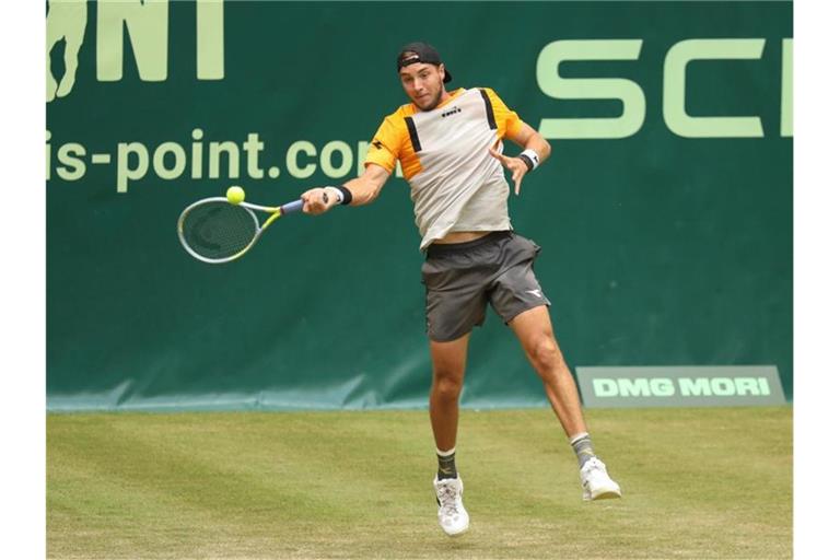 Ausgeschieden in Halle: Jan-Lennard Struff schlägt eine Vorhand. Foto: Friso Gentsch/dpa