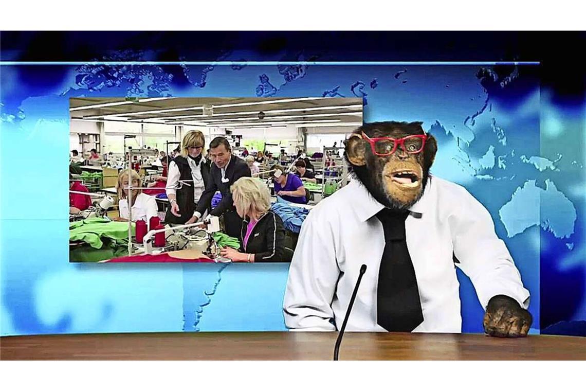 Trigema kündigt neuen Werbespot mit Charly an Ausgestattet mit Hemd, Krawatte und Brille: Ein lebender Schimpanse in einem der früheren Werbespots. Im Hintergrund ist Ex-Firmenchef Wolfgang Grupp eingeblendet.
