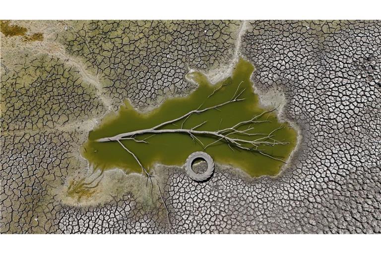 Ausgetrockneter See bei Kirklarel: Die Menschen in der Türkei leiden in diesem Sommer unter ungewöhnlich hohen Temperaturen. Vielerorts ist das Wasser knapp.