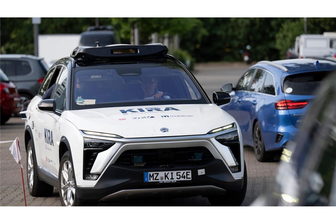 Selbstfahrende Autos transportieren erste Fahrgäste Ausgewählte Fahrgäste des öffentlichen Nahverkehrs können ab dieser Woche ein Angebot in Langen und Egelsbach im Landkreis Offenbach testen, bei dem autonom fahrende Autos eingesetzt werden.
