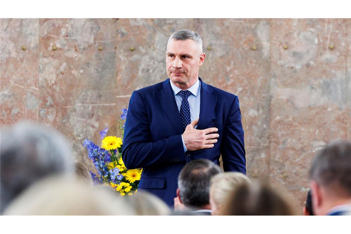 Bilder des Tages Ausgezeichnet: Vitali Klitschko, Bürgermeister der ukrainischen Hauptstadt Kyjiw und träger des Franz-Werfel-Menschenrechtspreises, legt bei der Preisübergabe in Frankfurt die Hand aufs Herz.