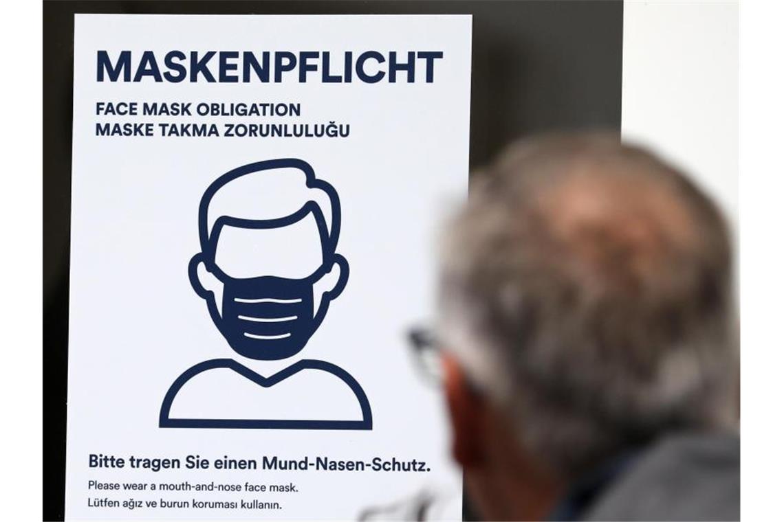 Mecklenburg-Vorpommern: Treffen ohne Vorgabe wieder erlaubt Aushang an einer Bankfiliale in der Innenstadt von Rostock. Foto: Bernd Wüstneck/dpa-Zentralbild/dpa
