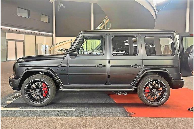 Auslieferung mit rotem Teppich – aber auch mit repariertem Transportschaden: Um dieses Auto dreht sich der Rechtsstreit.