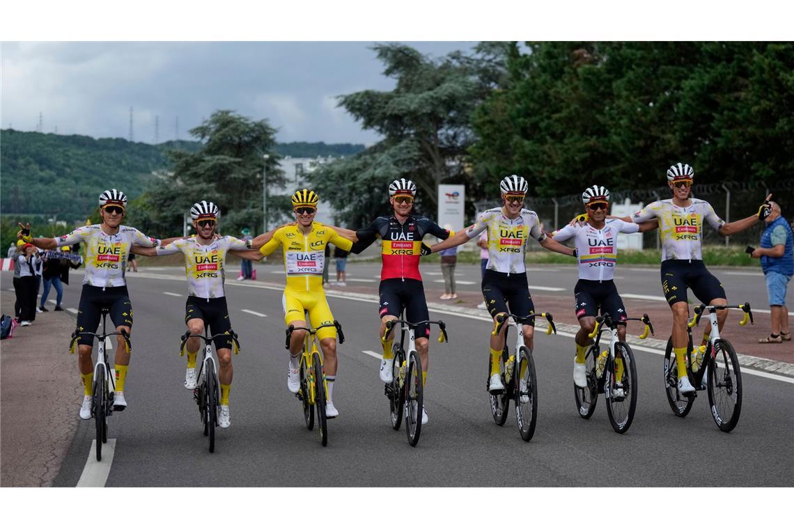 "Großer Moment": Lipowitz wird Tour-Dritter - Pogacar siegt Ausnahmefahrer Tadej Pogacar feiert auf der Schlussetappe mit seinen Teamkollegen.