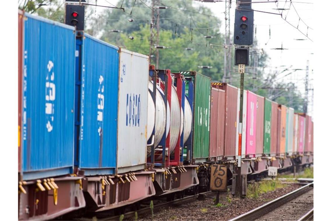 Ausnahmsweise bleiben Güterzüge mit lauten Wagen noch erlaubt, wenn sie so langsam fahren, dass sie nicht lauter sind als moderne leisere Wagen (Symbol). Foto: Soeren Stache/dpa-Zentralbild/dpa