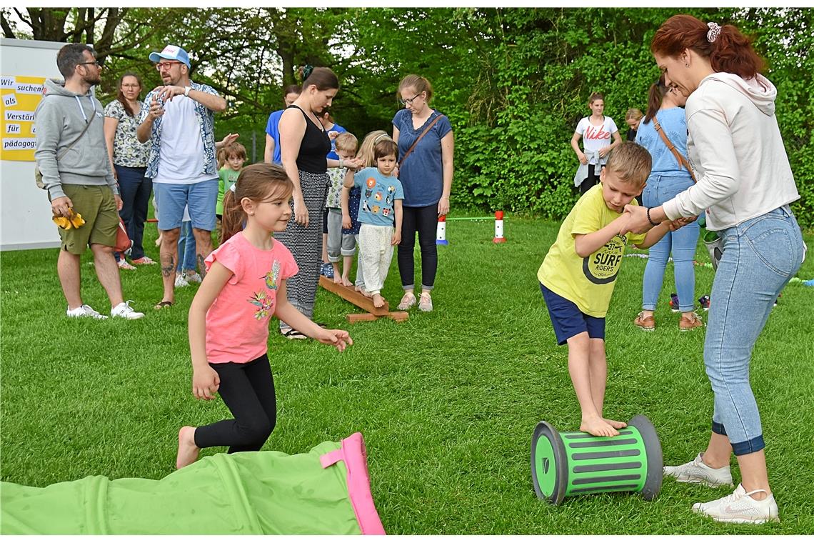 Ausprobieren und testen im Parcours der Sportkita.