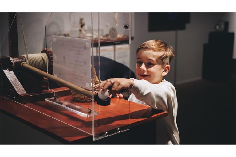 Ausprobieren, was Leonardo da Vinci ertüftelte: das Modell einer Archimedischen Schraube zur Aufwärtsbeförderung von Wasser an schwer zugänglichen Stellen. 