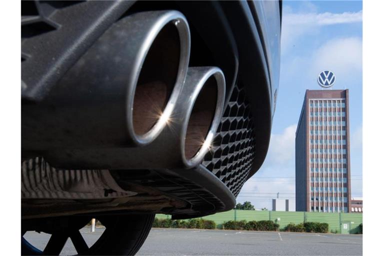 Auspuffrohre eines Fahrzeugs von Volkswagen. Foto: Julian Stratenschulte/dpa/Symbolbild