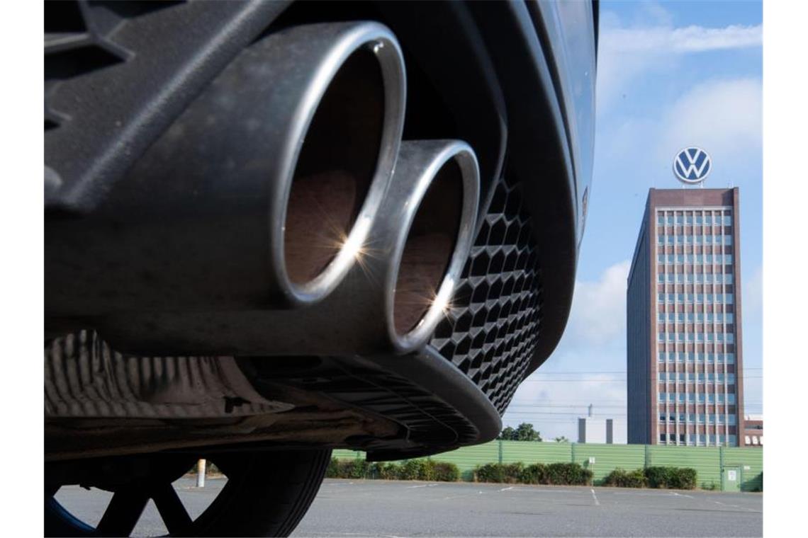 Auspuffrohre eines Volkswagen, fotografiert mit dem Markenhochhaus am VW Werk Wolfsburg. Volkswagen zieht in einem weiteren brisanten Rechtsstreit wegen des Abgas-Skandals vor den US Supreme Court. Foto: Julian Stratenschulte/dpa