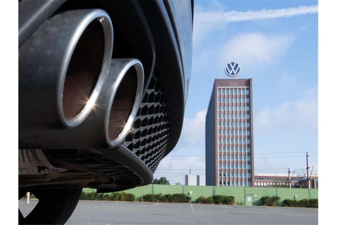 Auspuffrohre eines Volkswagen vor dem Markenhochhaus am VW Werk Wolfsburg. Foto: Julian Stratenschulte/dpa/Archivbild