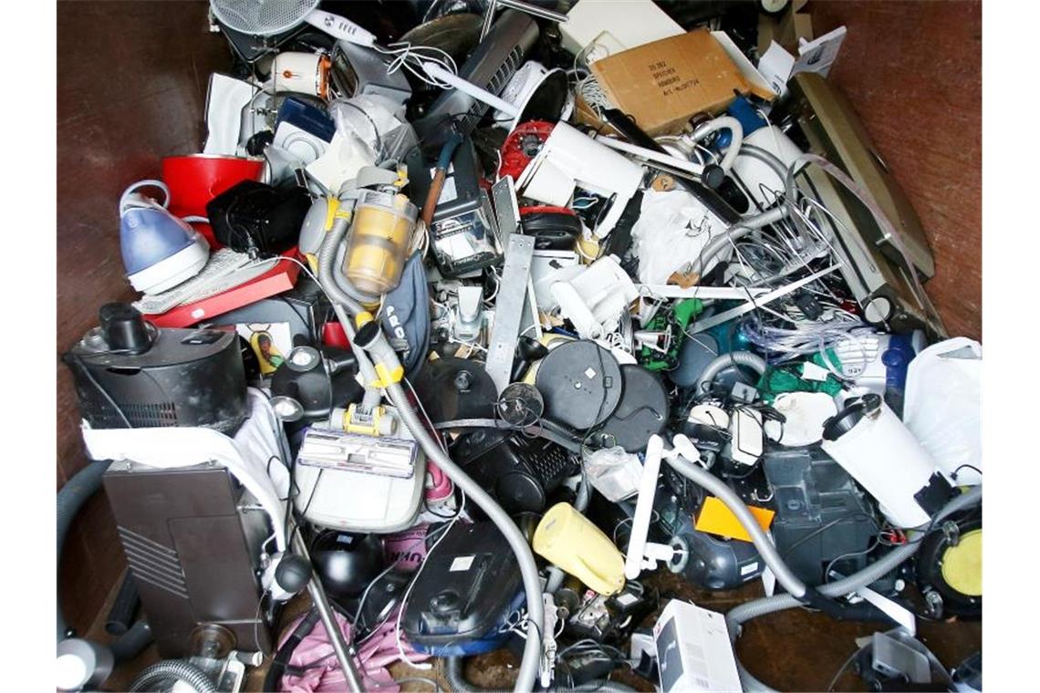 Ausrangierte Haushaltsgeräte und andere Elektrogeräte in einem Sammelbehälter für Elektroschrott. Foto: Christian Charisius/dpa