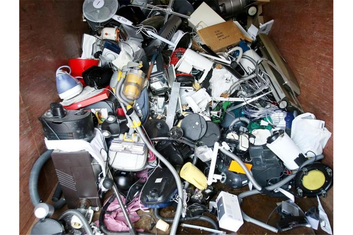 Ausrangierte Haushaltsgeräte und andere Elektrogeräte in einem Sammelbehälter für Elektroschrott. Foto: Christian Charisius/dpa