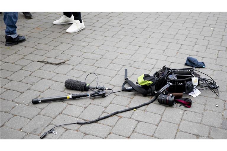 Ausrüstung eines Kamerateams liegt nach einem Übergriff auf dem Boden (Archivfoto).
