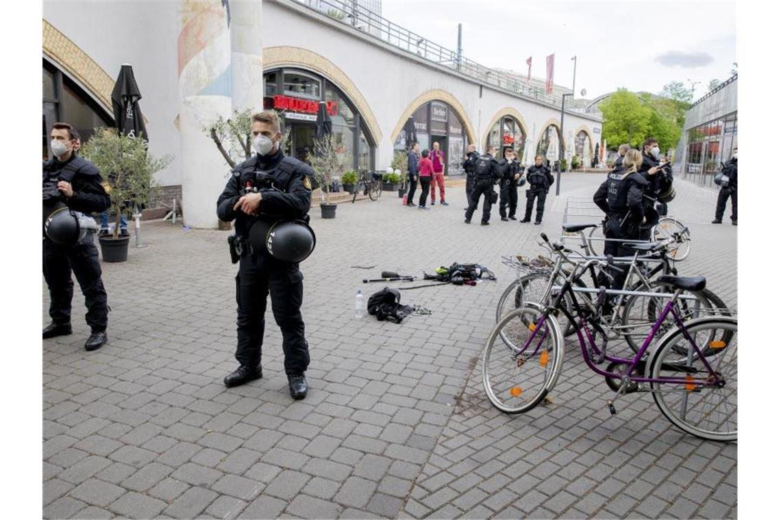 Hintergrund für Angriff auf ZDF-Team unklar Ausrüstung eines Kamerateams liegt nach einem Übergriff zwischen Alexanderplatz und Hackescher Markt auf dem Boden. Foto: Christoph Soeder/dpa