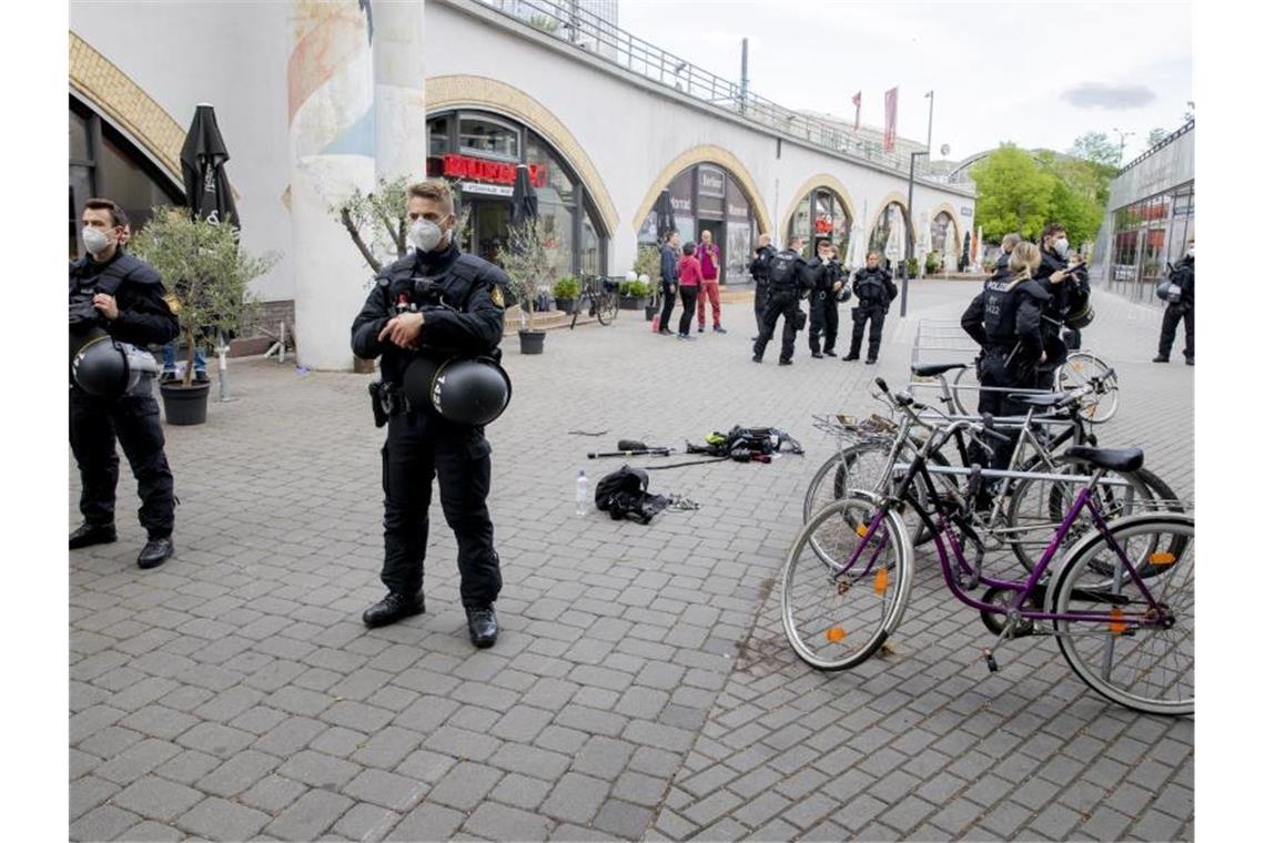 Ausrüstung eines Kamerateams liegt nach einem Übergriff zwischen Alexanderplatz und Hackescher Markt auf dem Boden. Foto: Christoph Soeder/dpa