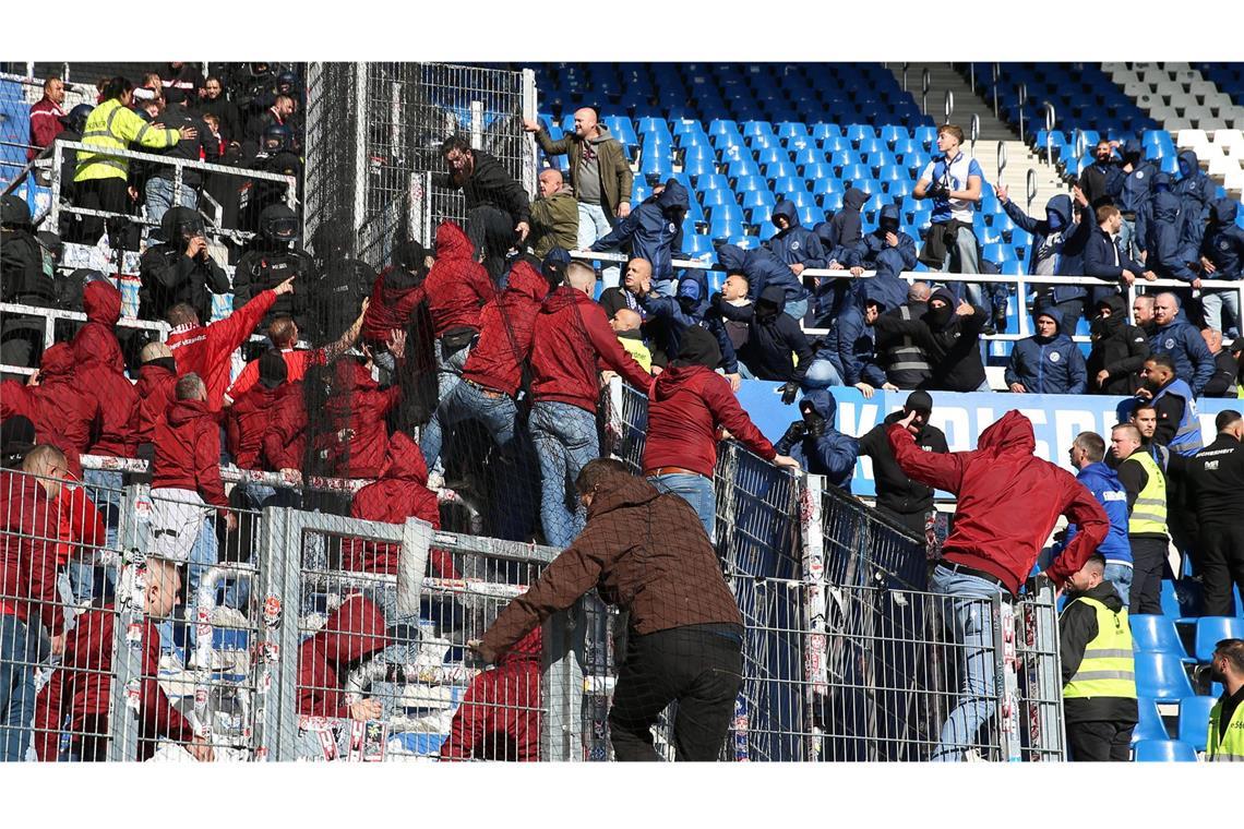 Prügeleien nach Spielende – Ausschreitungen überschatten Südwest-Derby Ausschreitungen auf den Rängen nach dem Duell zwischen Kaiserslautern und Karlsruhe.