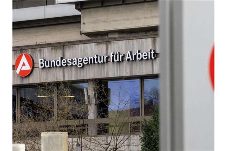 Außenansicht der Zentrale der Bundesagentur für Arbeit (BA). Die Zahl der Arbeitslosen in Deutschland ist im Januar saisonüblich gestiegen. Foto: Daniel Karmann/dpa