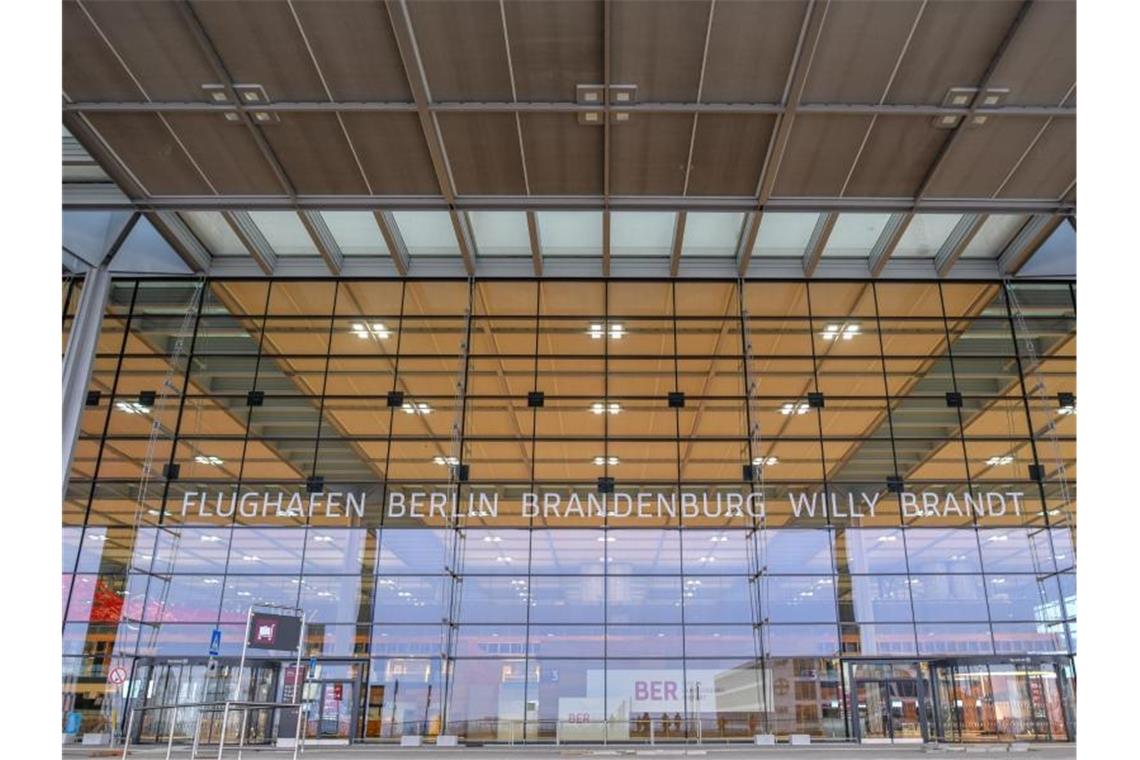 Außenansicht des Hauptterminalgebäudes vom Hauptstadflughafen Berlin Brandenburg Willy Brandt (BER). Foto: Patrick Pleul/dpa-Zentralbild/dpa
