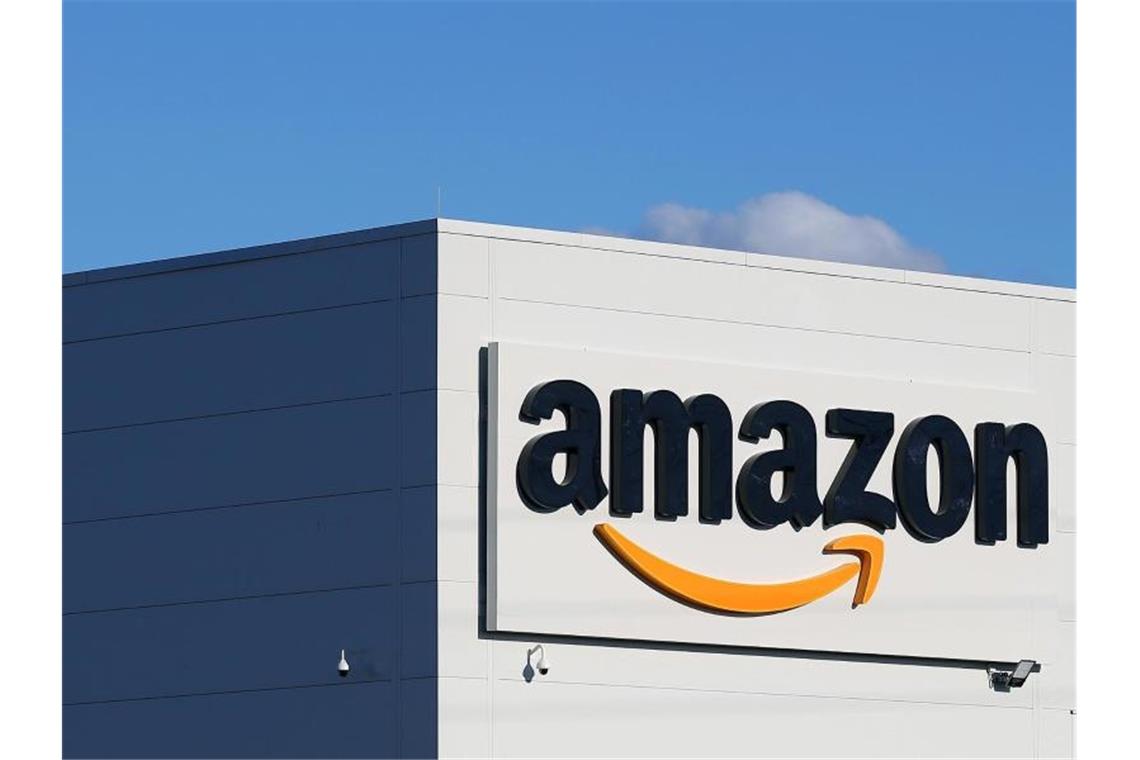 Wettbewerbshüter werfen Amazon Missbrauch von Marktmacht vor Außenansicht des neuen Amazon-Logistikzentrums in Deutschland. Foto: Ronny Hartmann/dpa-Zentralbild/dpa