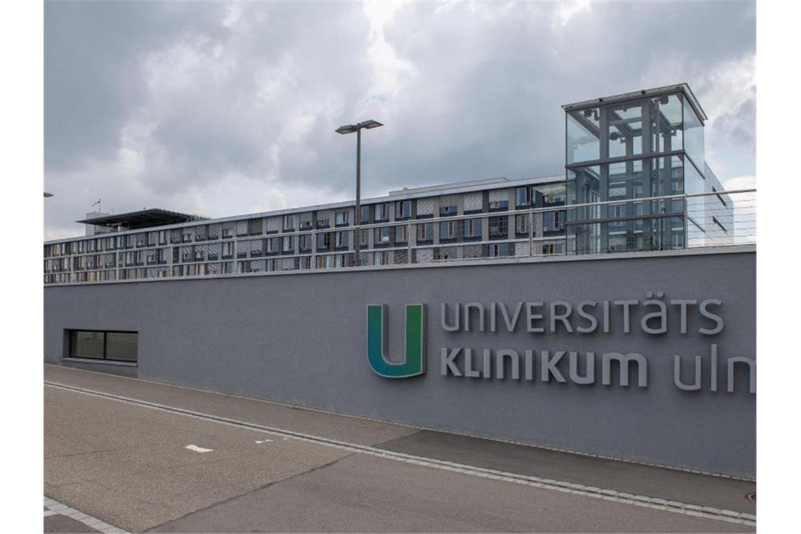 Corona-Belastung: Uniklinik verschiebt planbare Operationen Außenansicht des Universitätsklinikums. Foto: Stefan Puchner/dpa/Archivbild