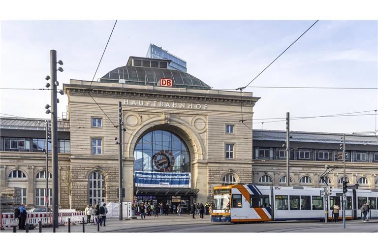 Außenansicht Hauptbahnhof Mannheim mit Straßenbahn: Vermutlich wegen eines starken Gewitters ist in Mannheim ein Baum auf eine Straßenbahn gestürzt (Symbolfoto).