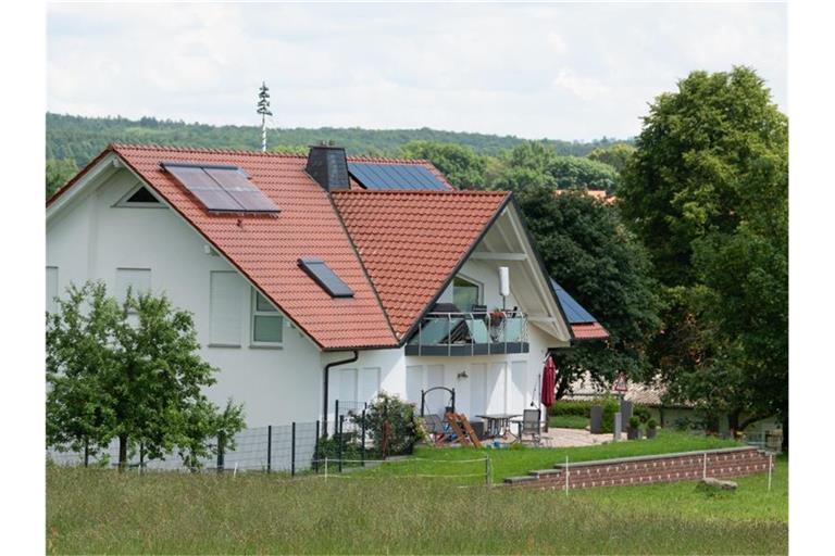 Außenansicht vom Wohnhaus des ermordeten Kasseler Regierungspräsidenten Walter Lübcke (CDU). Foto: Swen Pförtner/Archivbild