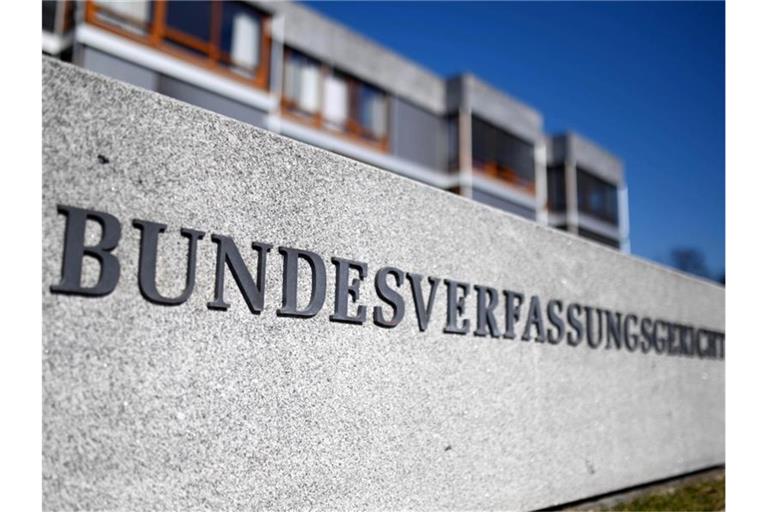 Außenaufnahme des Bundesverfassungsgerichts mit dem Schriftzug. Foto: Uli Deck/dpa/Symbolbild