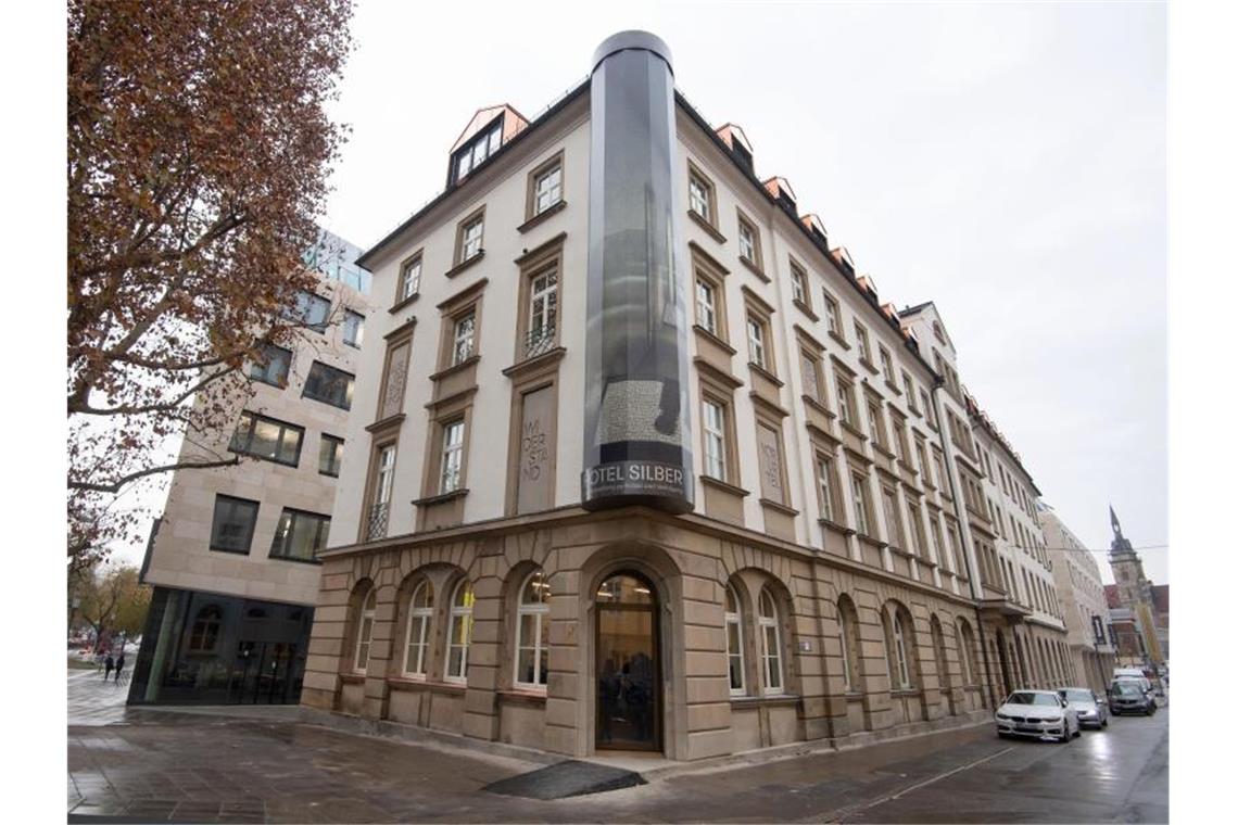 Täter und Opfer Tür an Tür: Hörspiel zum „Hotel Silber“ Außenaufnahme des Gedenkorts „Hotel Silber“. Foto: Marijan Murat/dpa/Archivbild