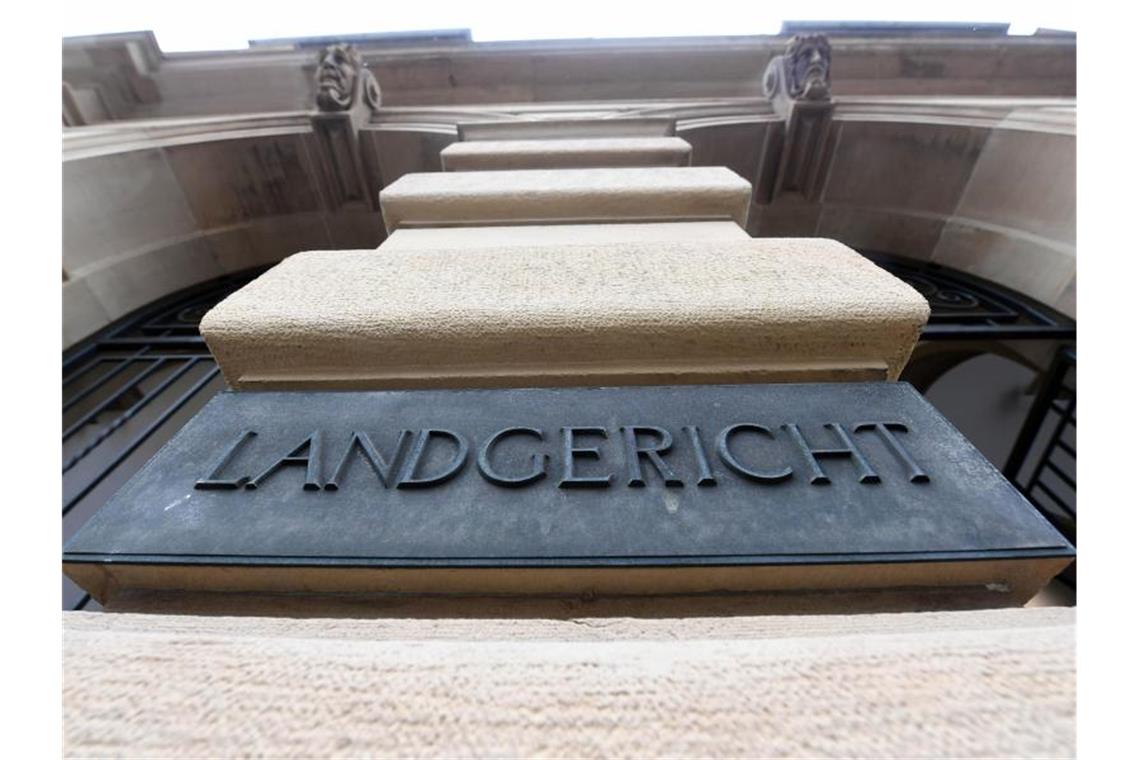 Mordprozess endet mit Schuldsprüchen wegen Totschlags Aussenaufnahme des Landgericht Karlsruhe. Foto: Uli Deck/dpa