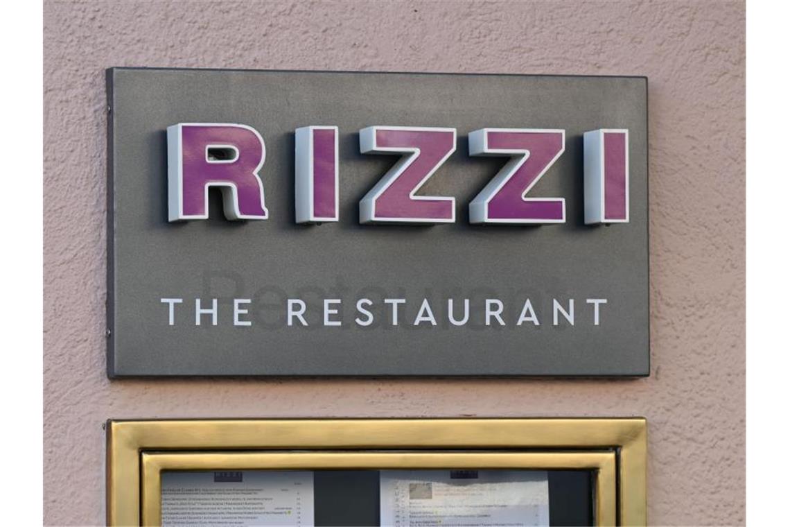 Entlassung eines Ukrainers in Baden-Baden sorgt für Wirbel Aussenaufnahme des Restaurant Rizzi mit einem Schild, auf dem der Name steht. Foto: Uli Deck/dpa
